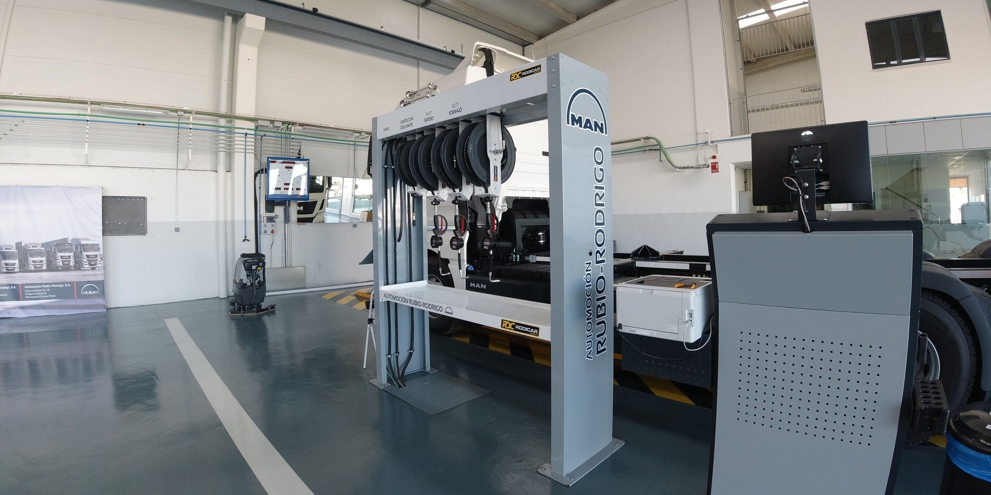 Instalación Rodicar de distribución de fluidos en taller MAN